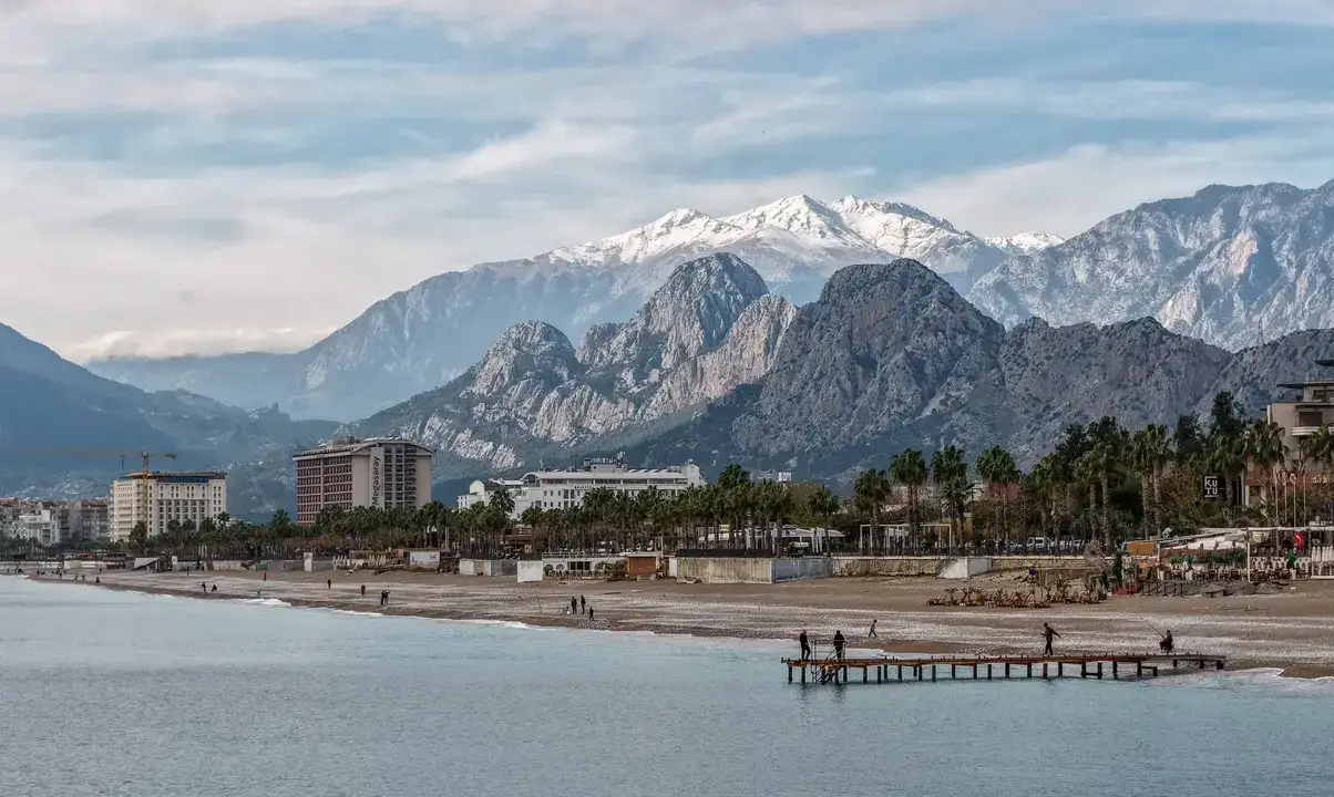 Antalya’da Karlı Dağ Manzarasında Sahil Keyfi 5